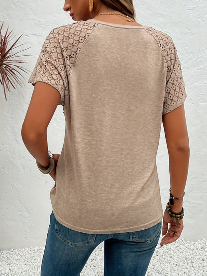 Emilia | Stylische T-Shirt mit Spitzen-Details
